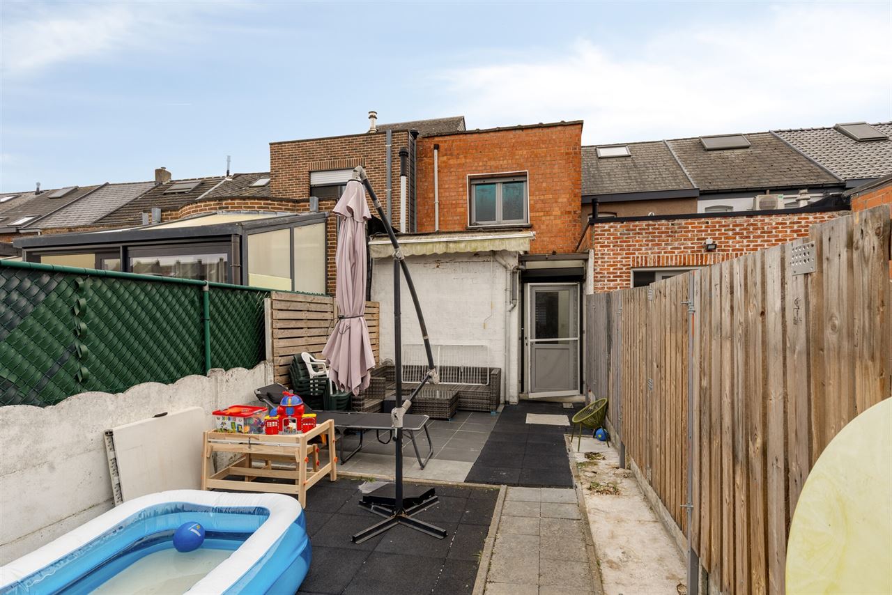 Woning met 2 (mogelijk 3) slaapkamers, tuin en garage.
