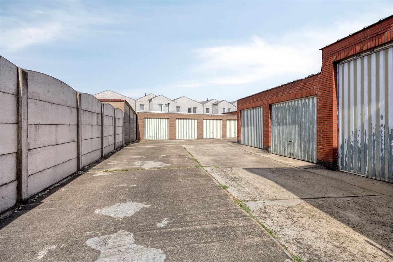 Woning met 3 slaapkamers, terras en 7 garages.