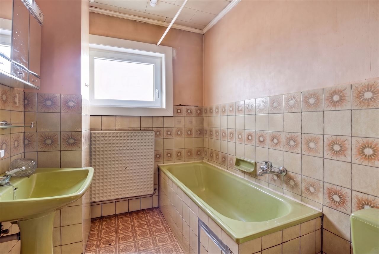 Woning met 3 slaapkamers, terras en 7 garages.