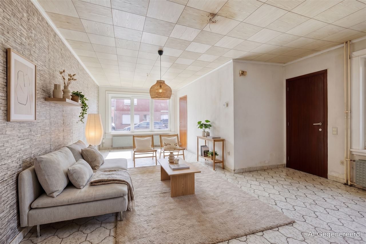 Woning met 3 slaapkamers, terras en 7 garages.
