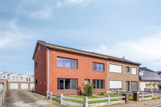 Woning met 3 slaapkamers, terras en 7 garages.