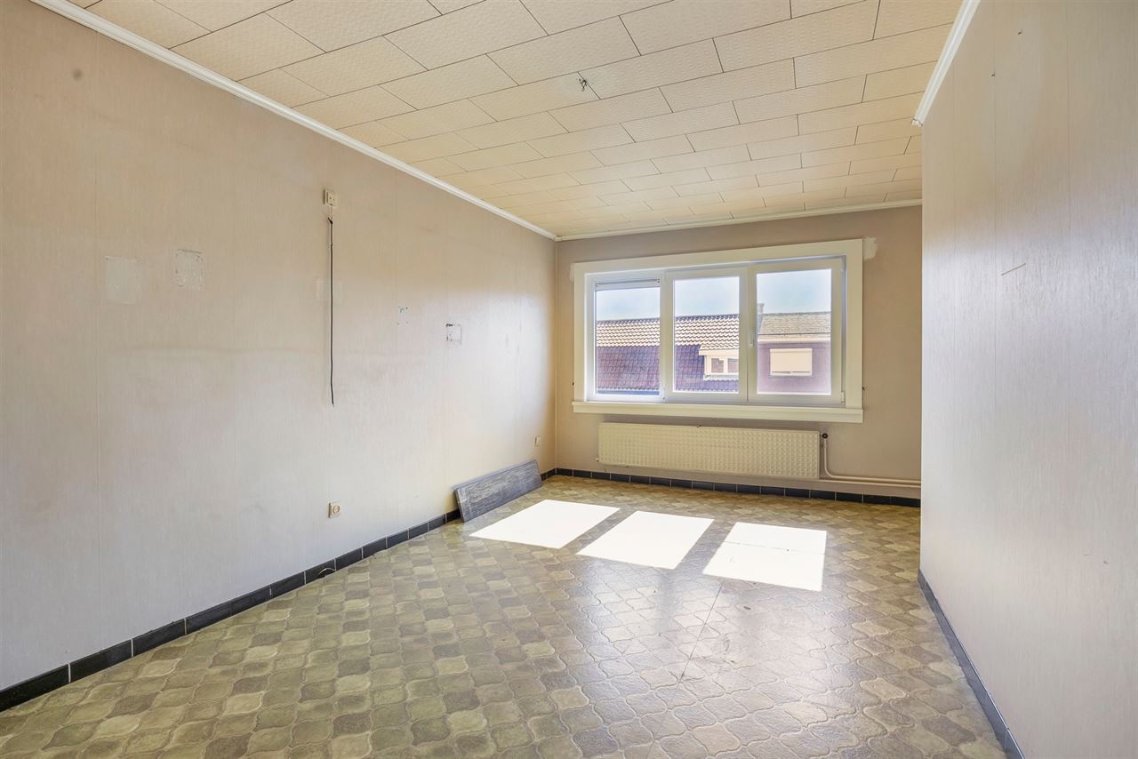 Woning met 3 slaapkamers, terras en 7 garages.