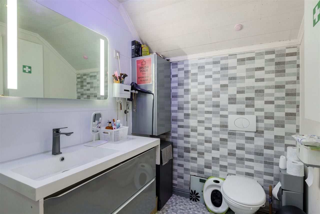 Woning met 2 (mogelijk 3) slaapkamers, tuin en garage.