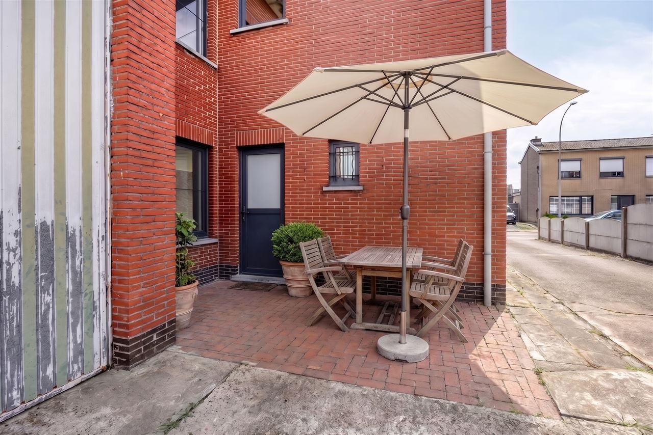 Woning met 3 slaapkamers, terras en 7 garages.