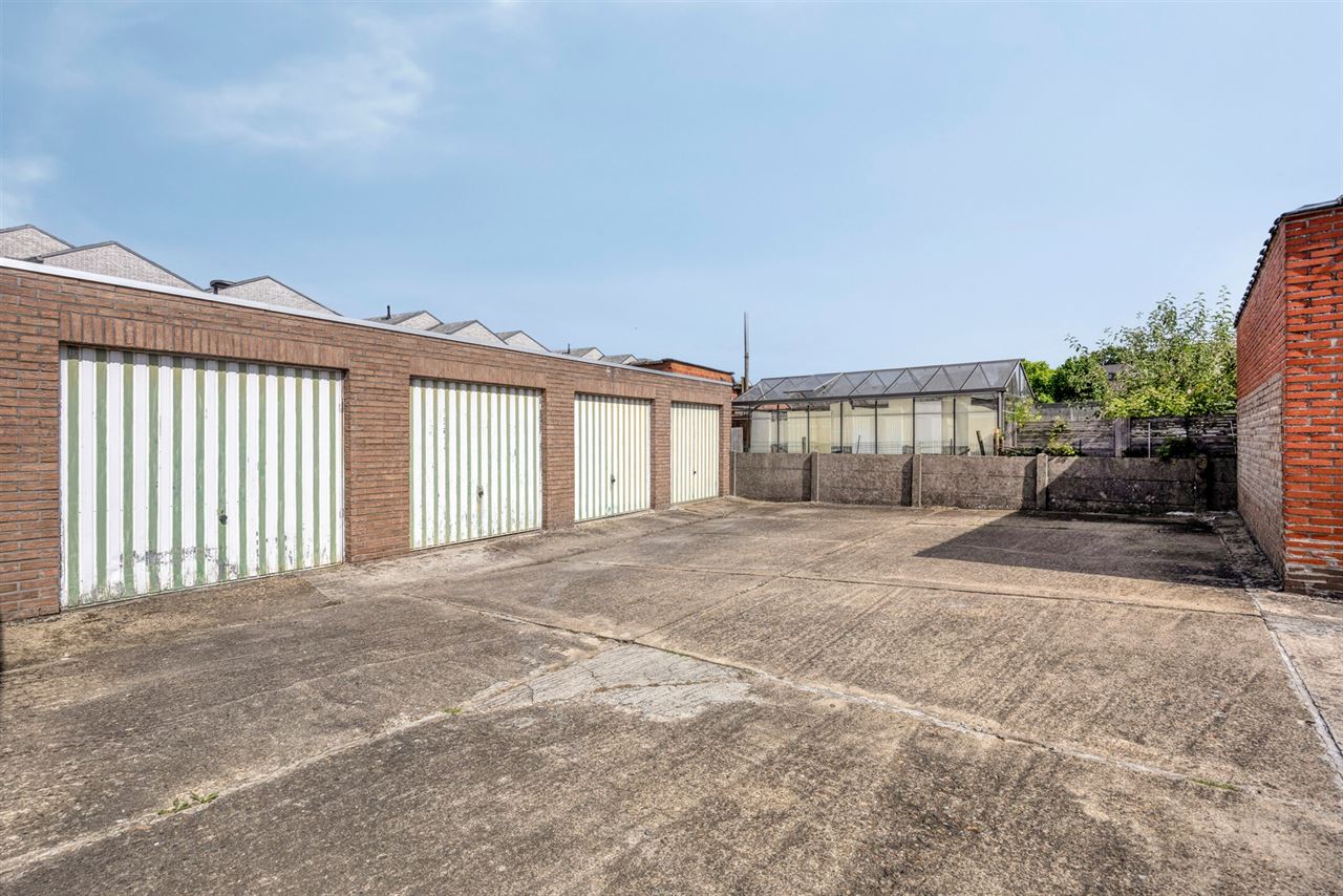 Woning met 3 slaapkamers, terras en 7 garages.