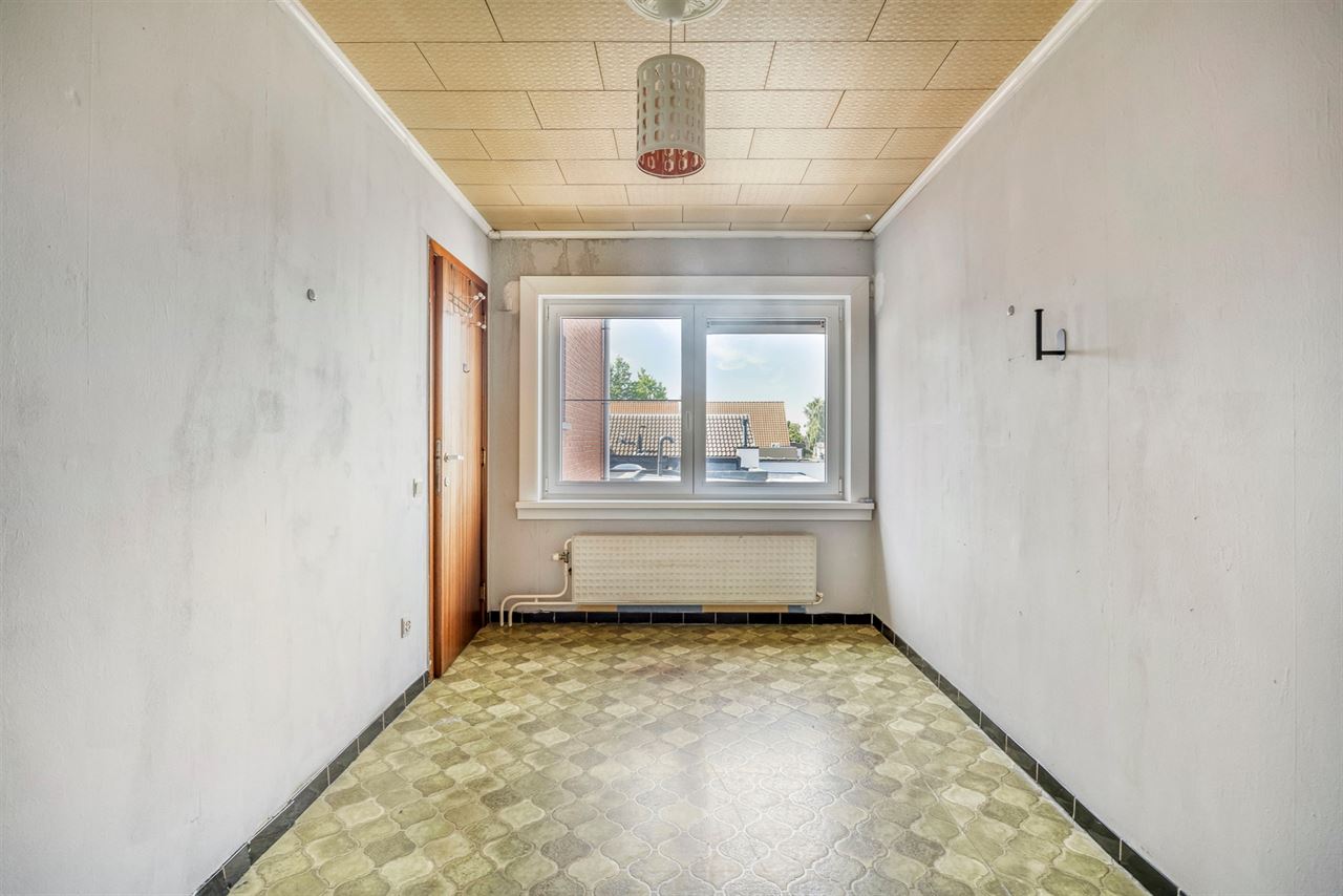 Woning met 3 slaapkamers, terras en 7 garages.
