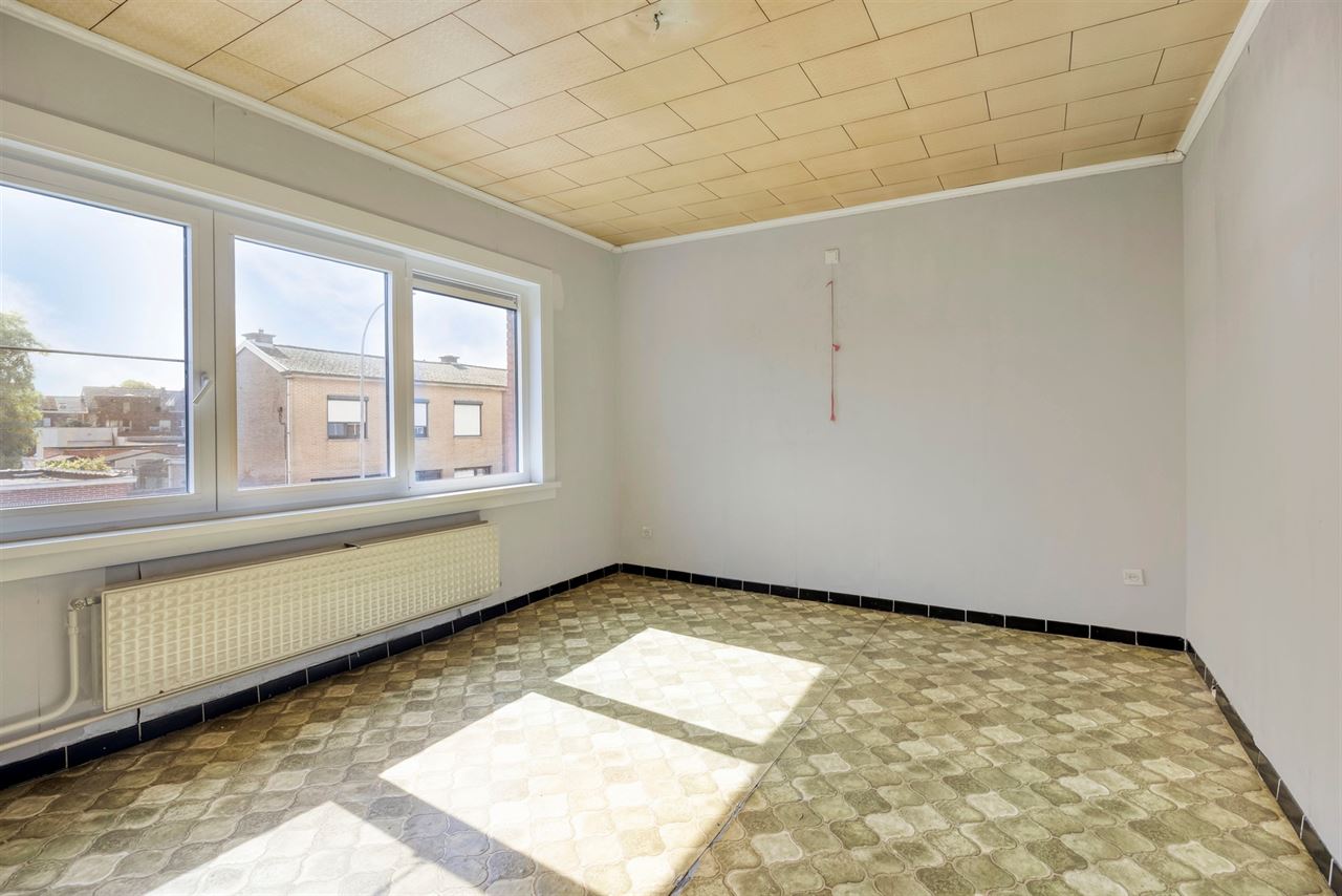 Woning met 3 slaapkamers, terras en 7 garages.