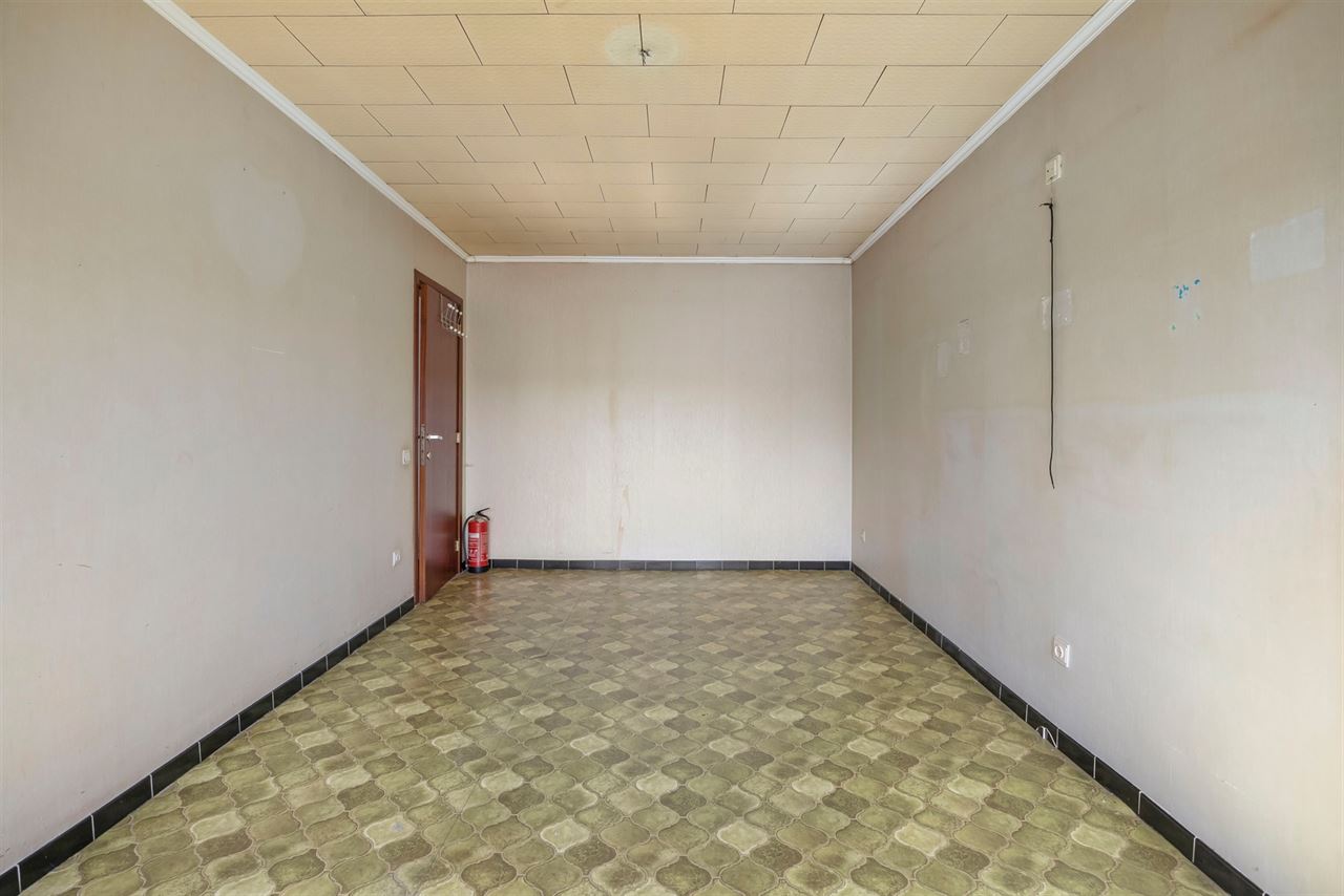 Woning met 3 slaapkamers, terras en 7 garages.