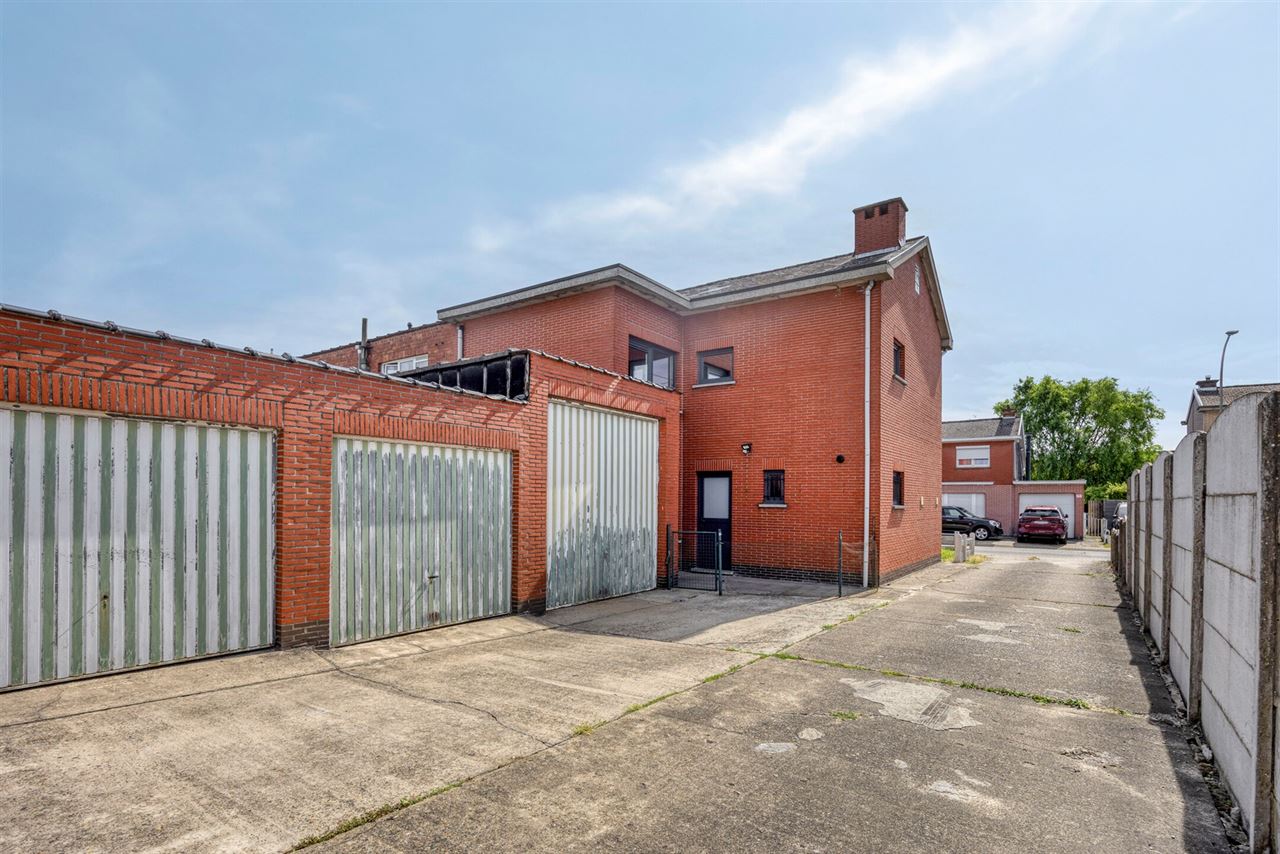 Woning met 3 slaapkamers, terras en 7 garages.