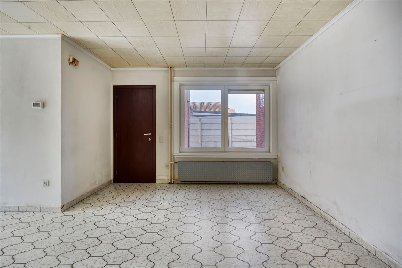 Woning met 3 slaapkamers, terras en 7 garages.