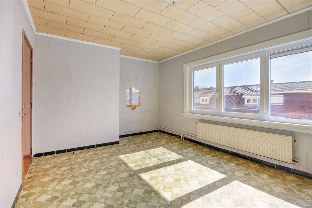 Woning met 3 slaapkamers, terras en 7 garages.