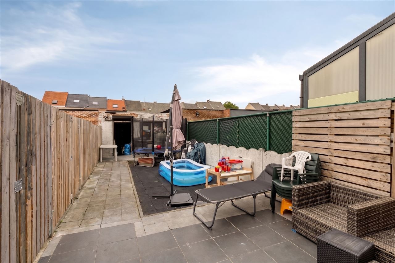 Woning met 2 (mogelijk 3) slaapkamers, tuin en garage.