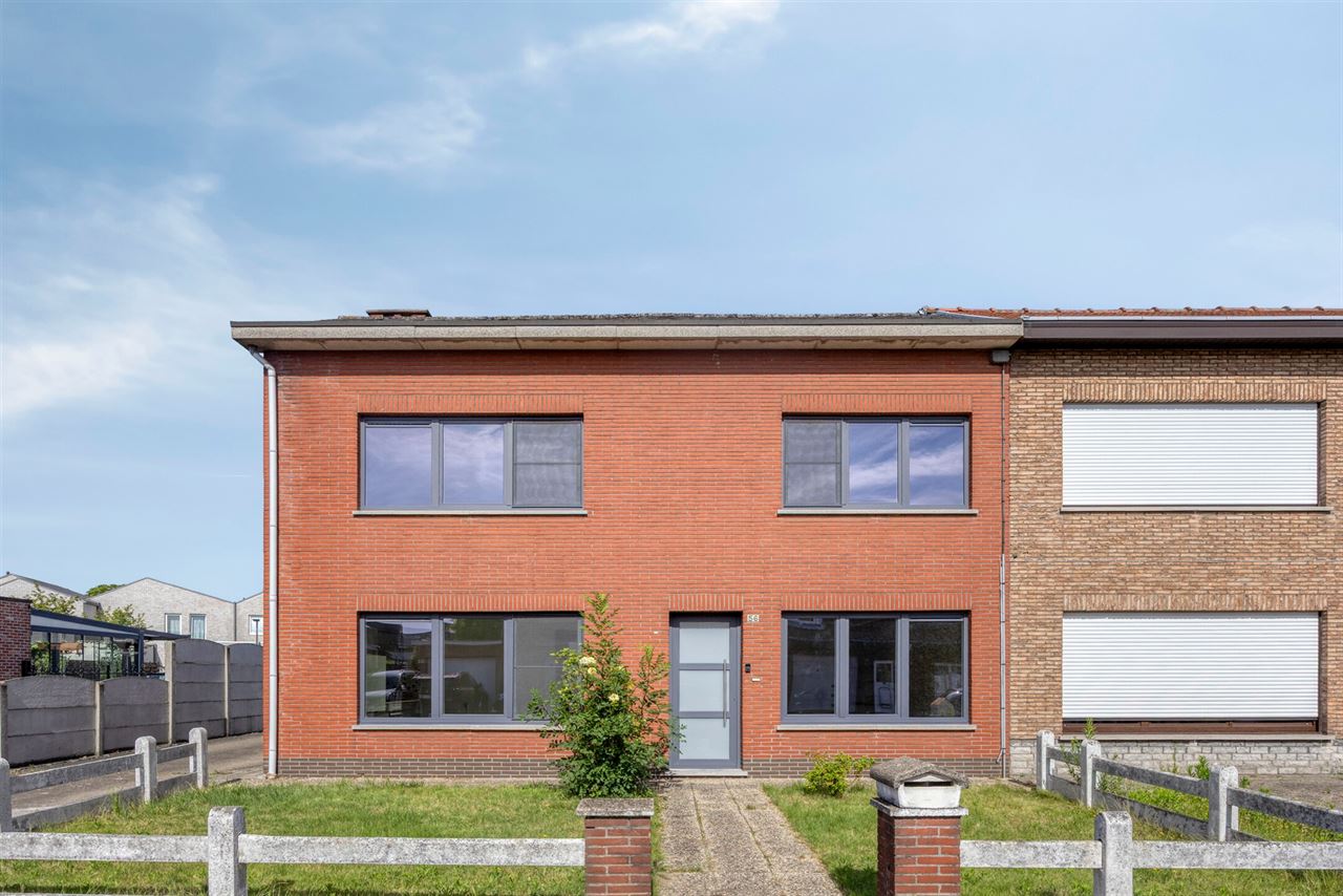 Woning met 3 slaapkamers, terras en 7 garages.
