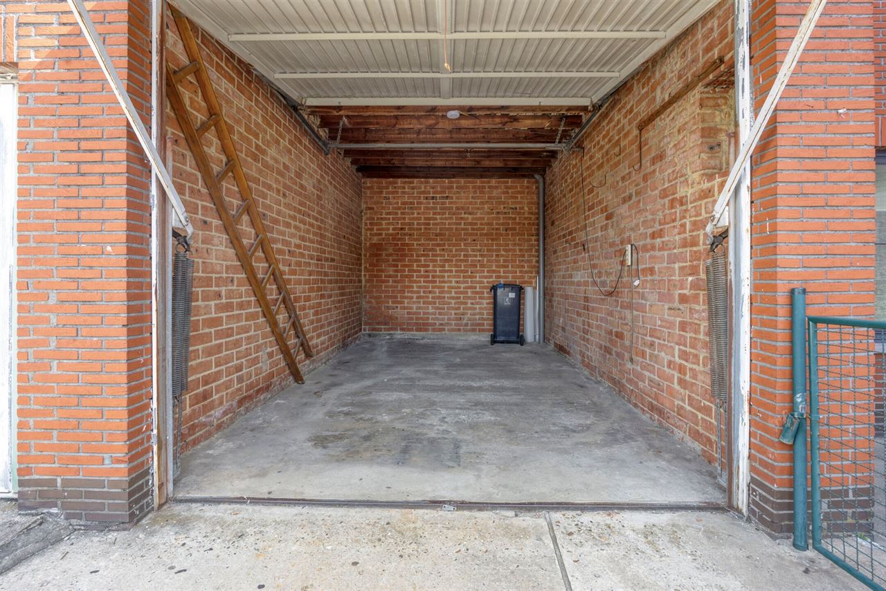 Woning met 3 slaapkamers, terras en 7 garages.