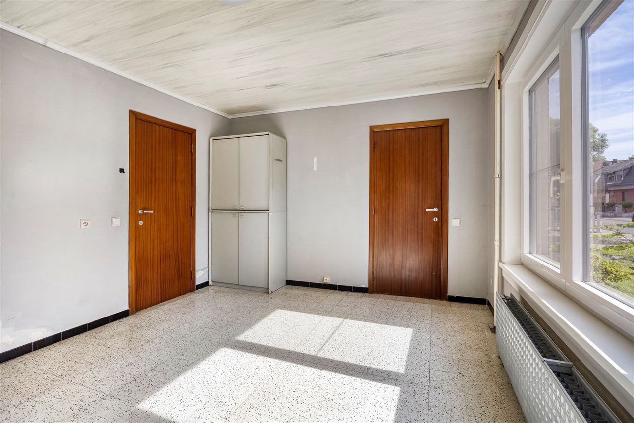 Woning met 3 slaapkamers, terras en 7 garages.