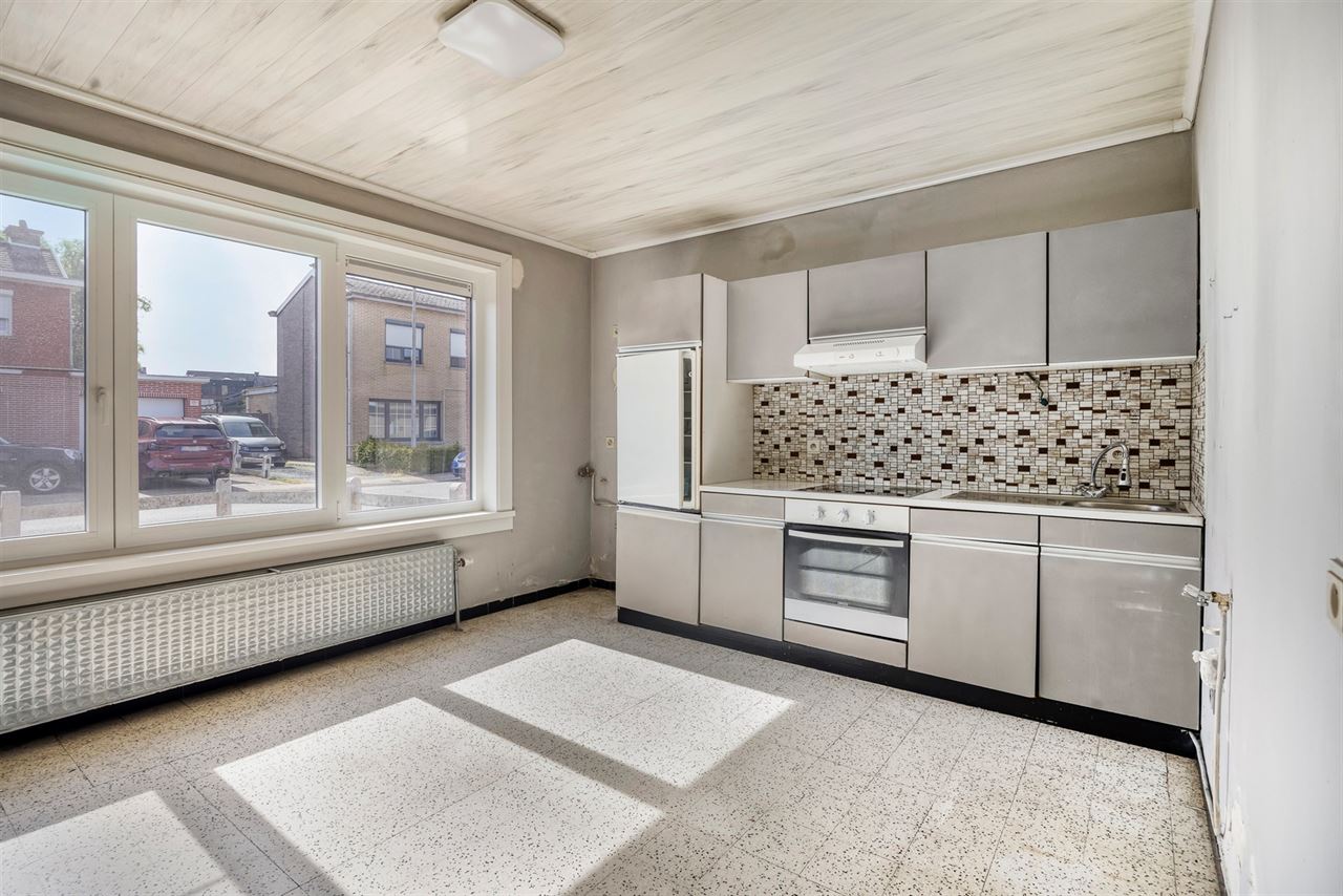 Woning met 3 slaapkamers, terras en 7 garages.