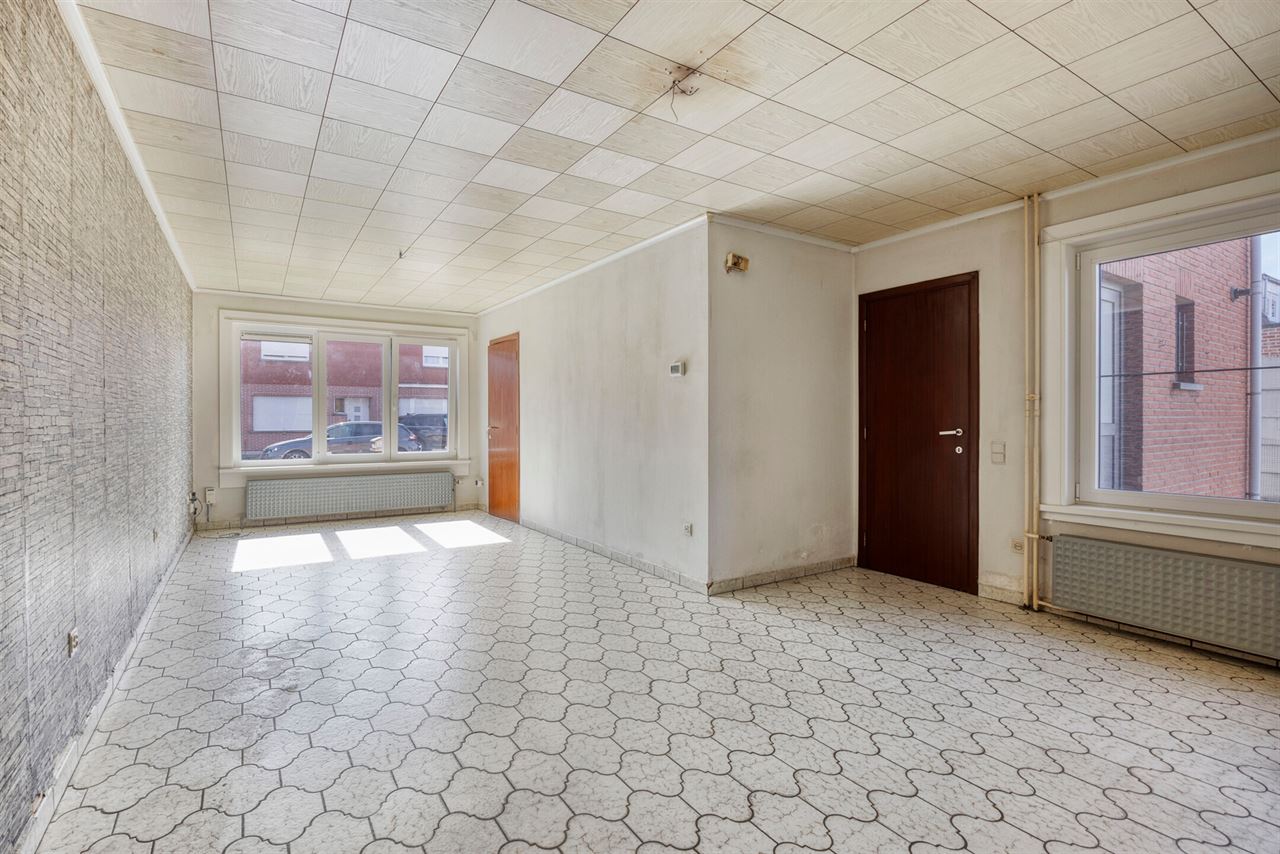 Woning met 3 slaapkamers, terras en 7 garages.