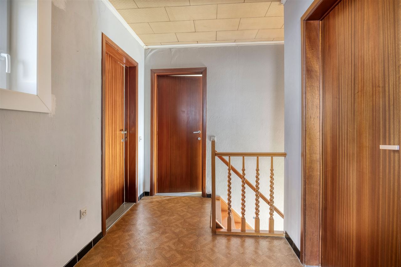 Woning met 3 slaapkamers, terras en 7 garages.