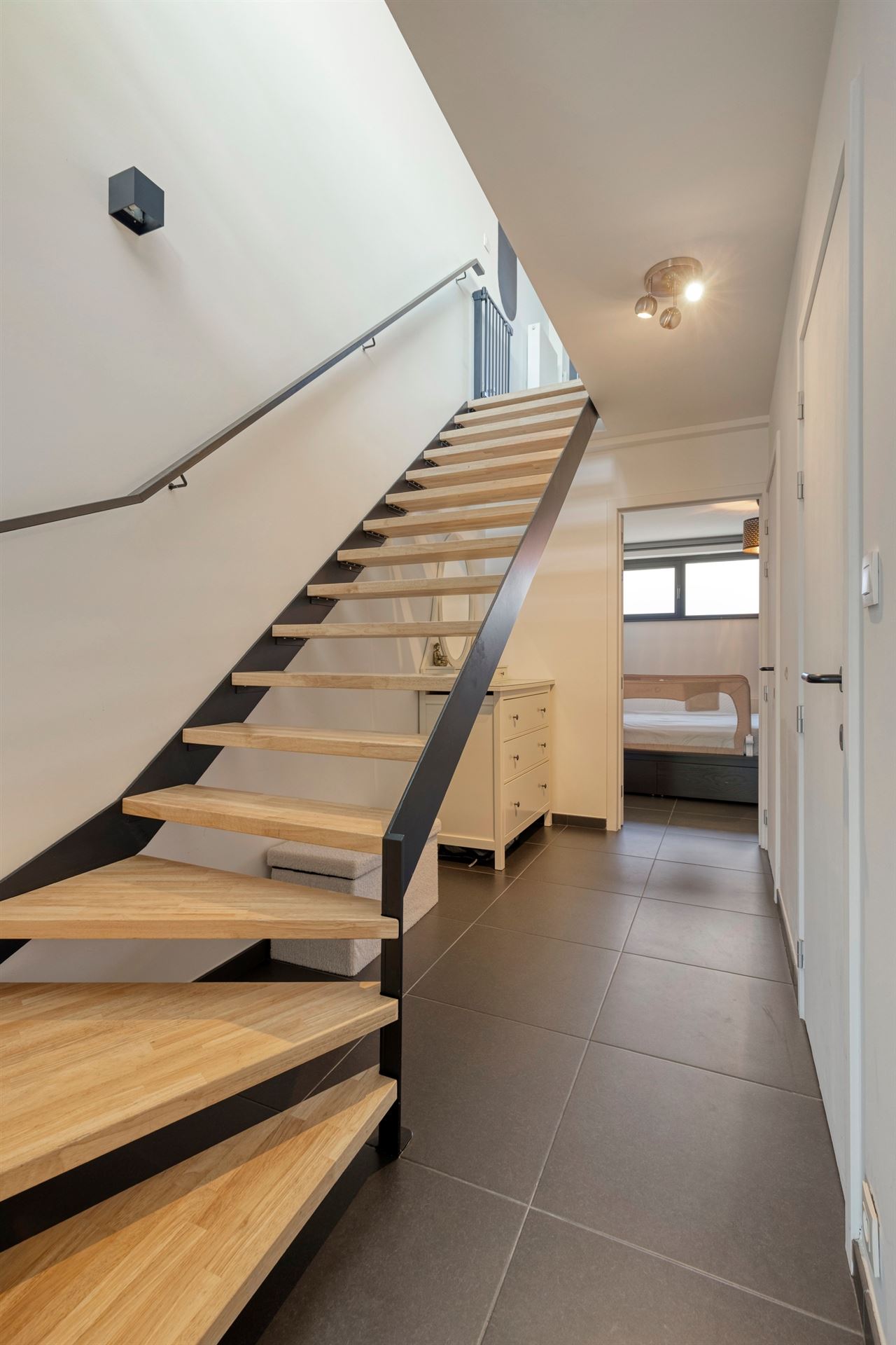 Duplex met 2 slaapkamers, terras en garage.