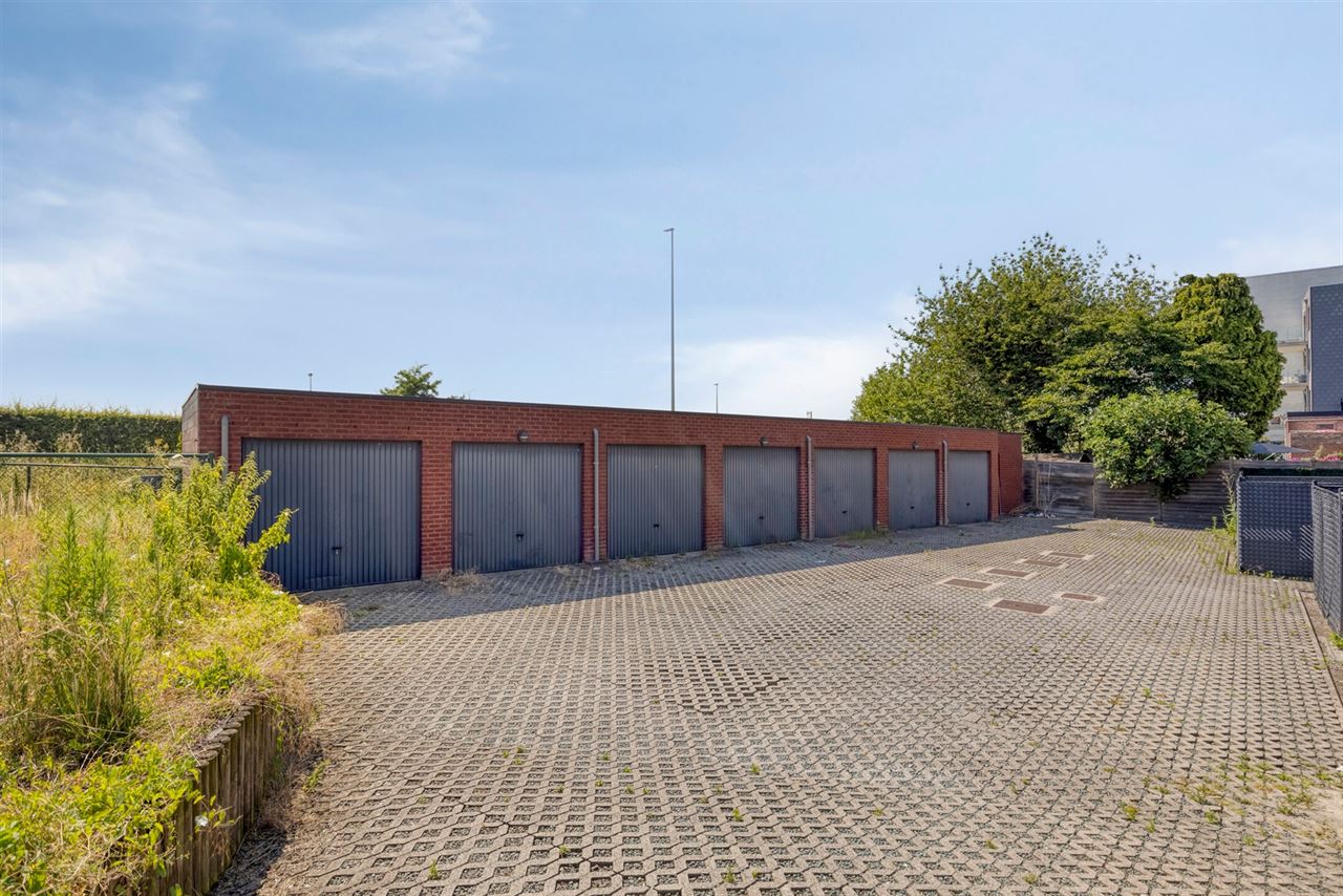Duplex met 2 slaapkamers, terras en garage.