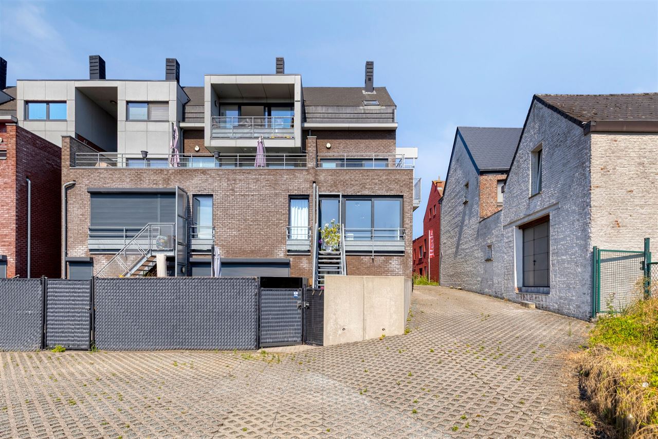 Duplex met 2 slaapkamers, terras en garage.
