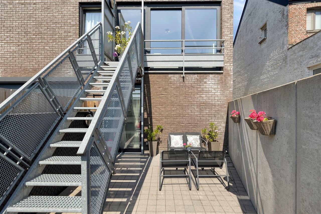 Duplex met 2 slaapkamers, terras en garage.