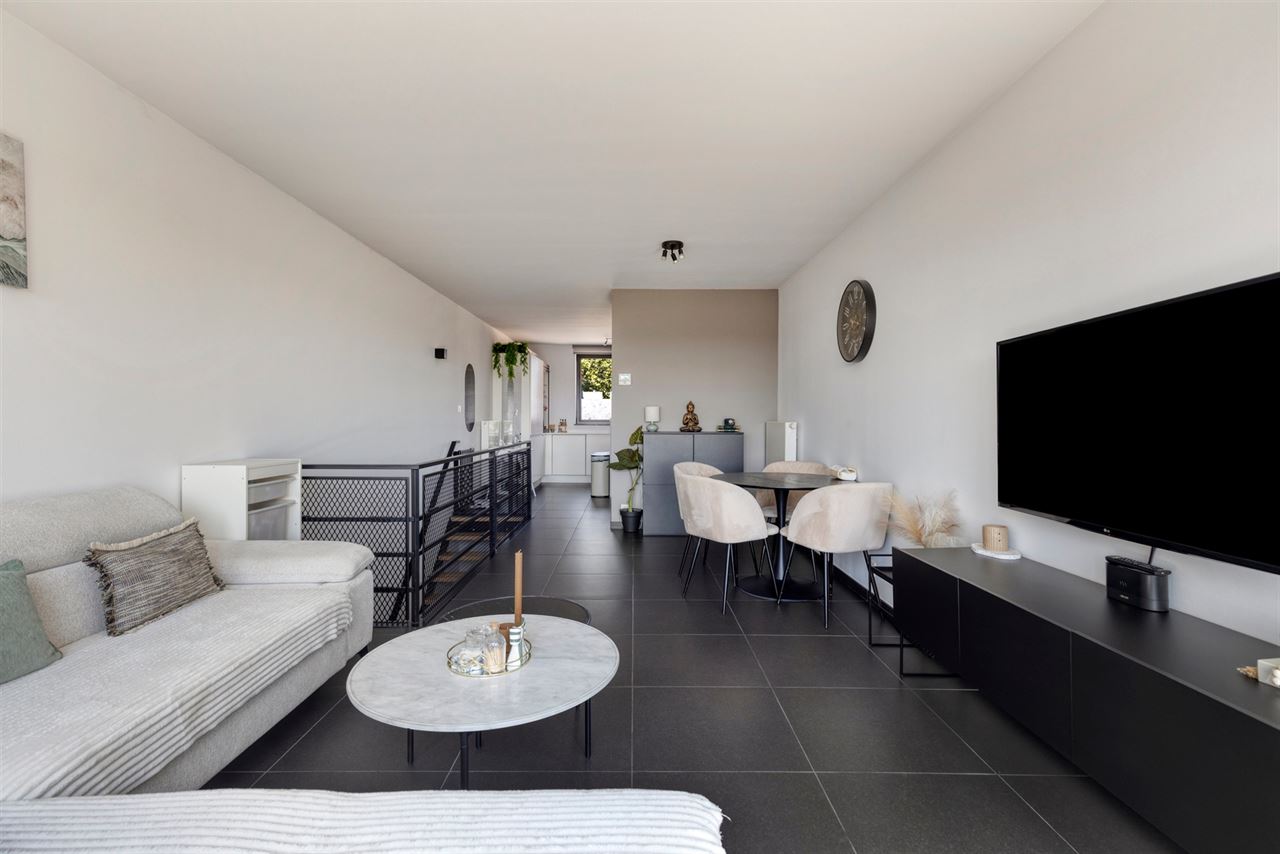 Duplex met 2 slaapkamers, terras en garage.