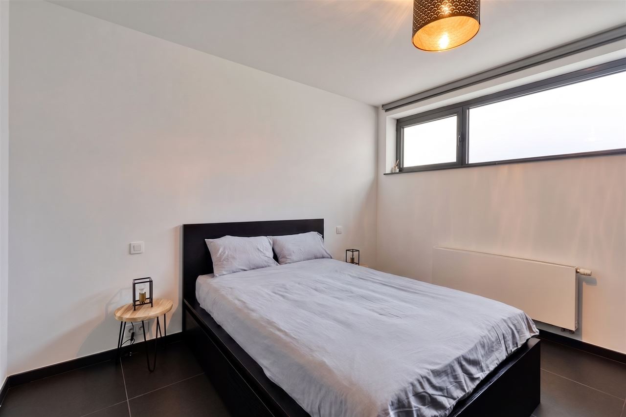 Duplex met 2 slaapkamers, terras en garage.