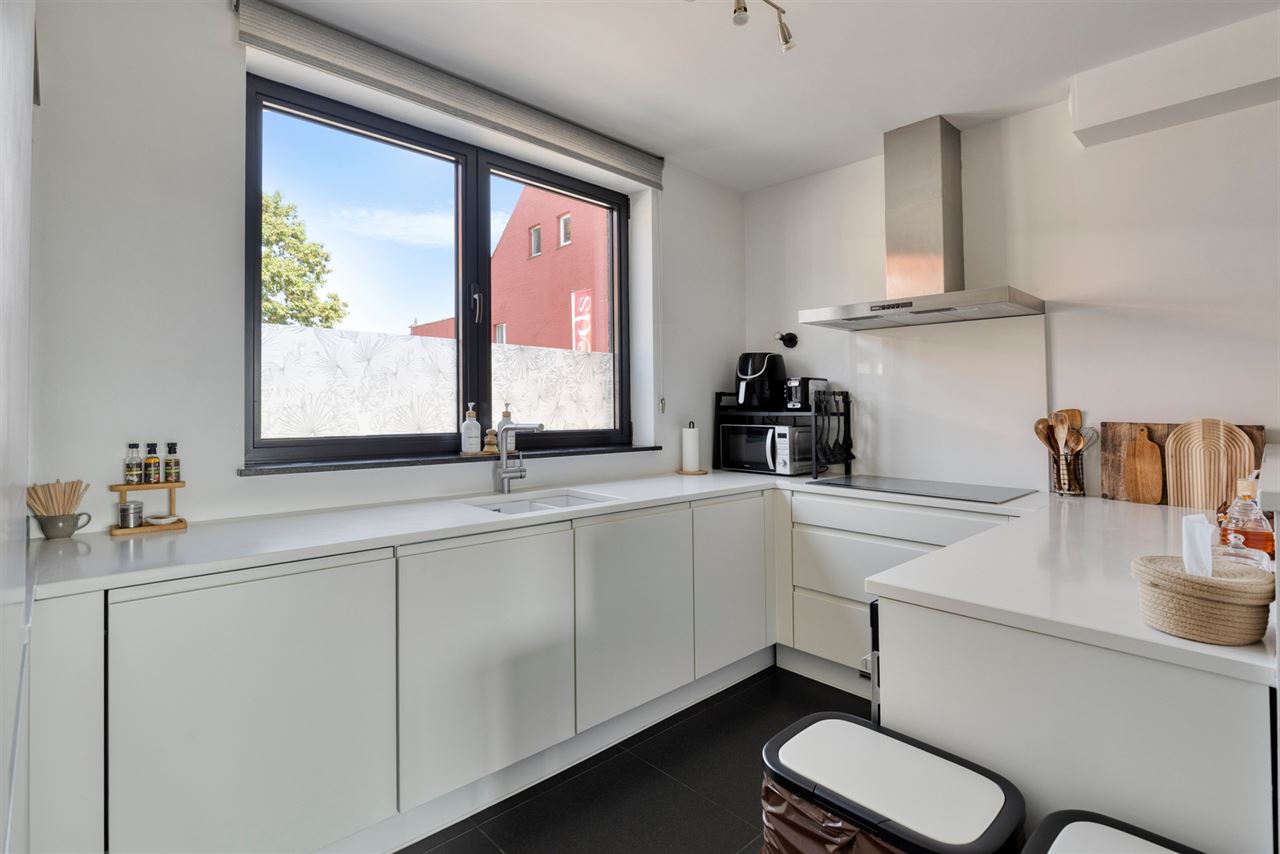 Duplex met 2 slaapkamers, terras en garage.