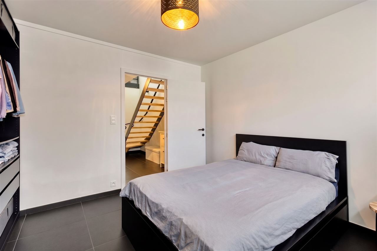 Duplex met 2 slaapkamers, terras en garage.