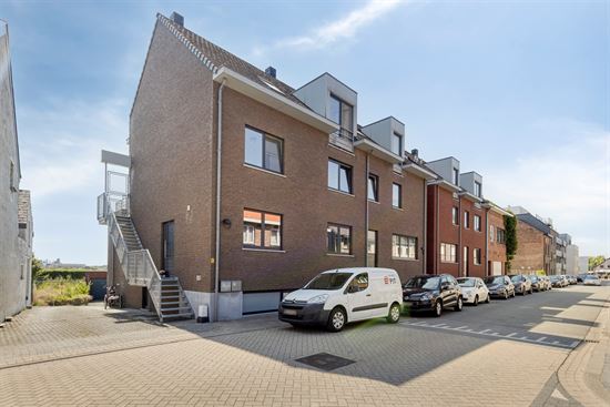 Duplex met 2 slaapkamers, terras en garage.