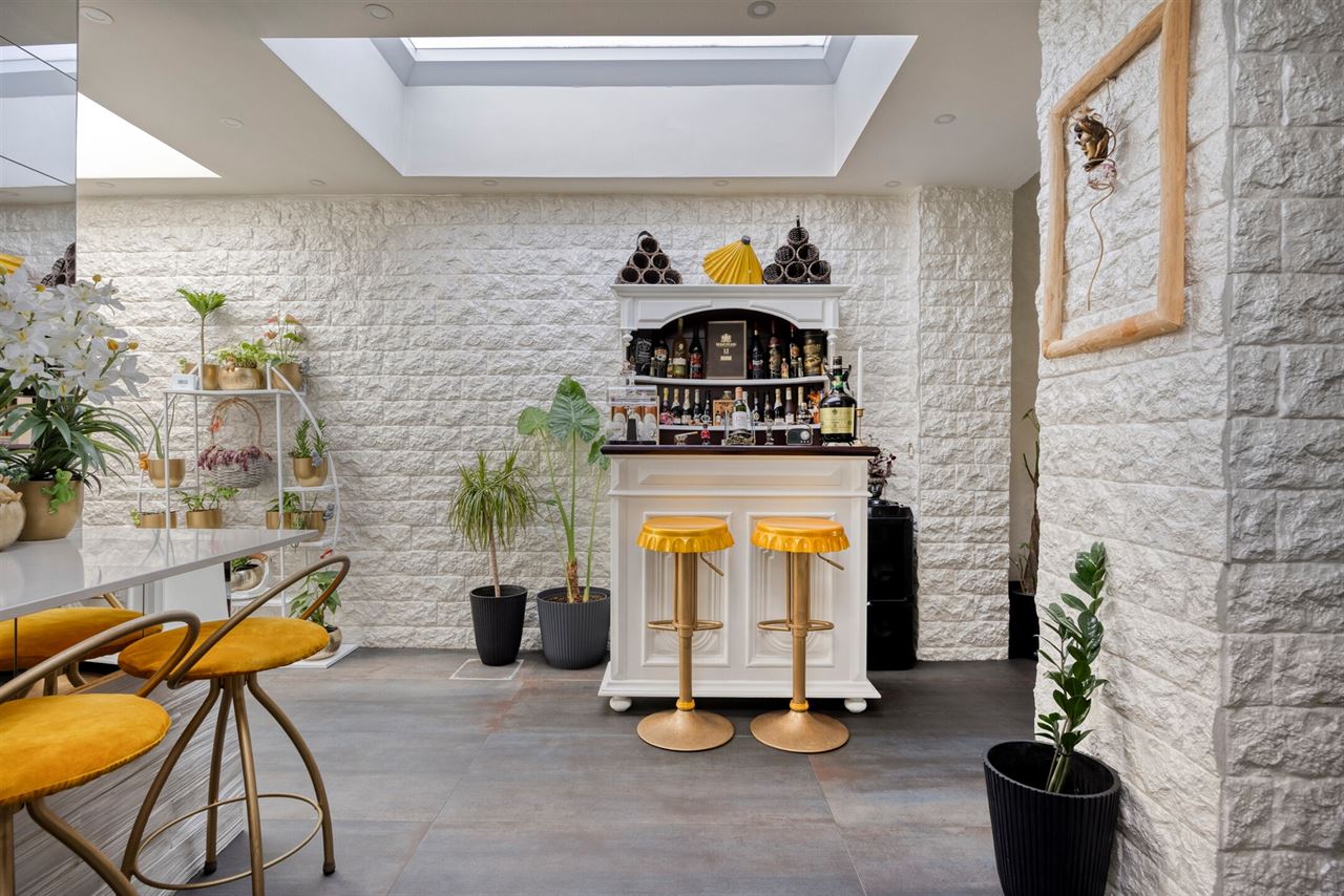 Instapklare woning met 3 (mog. 4) slaapkamers en tuin.