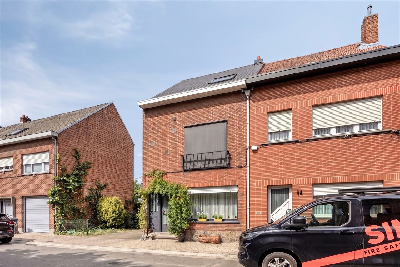 Instapklare woning met 3 (mog. 4) slaapkamers en tuin.