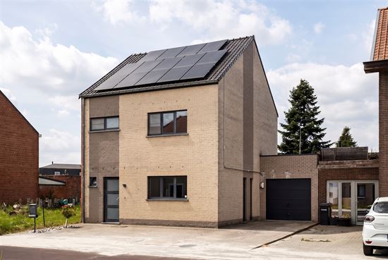 Instapklare woning met 3 slaapkamers en garage.