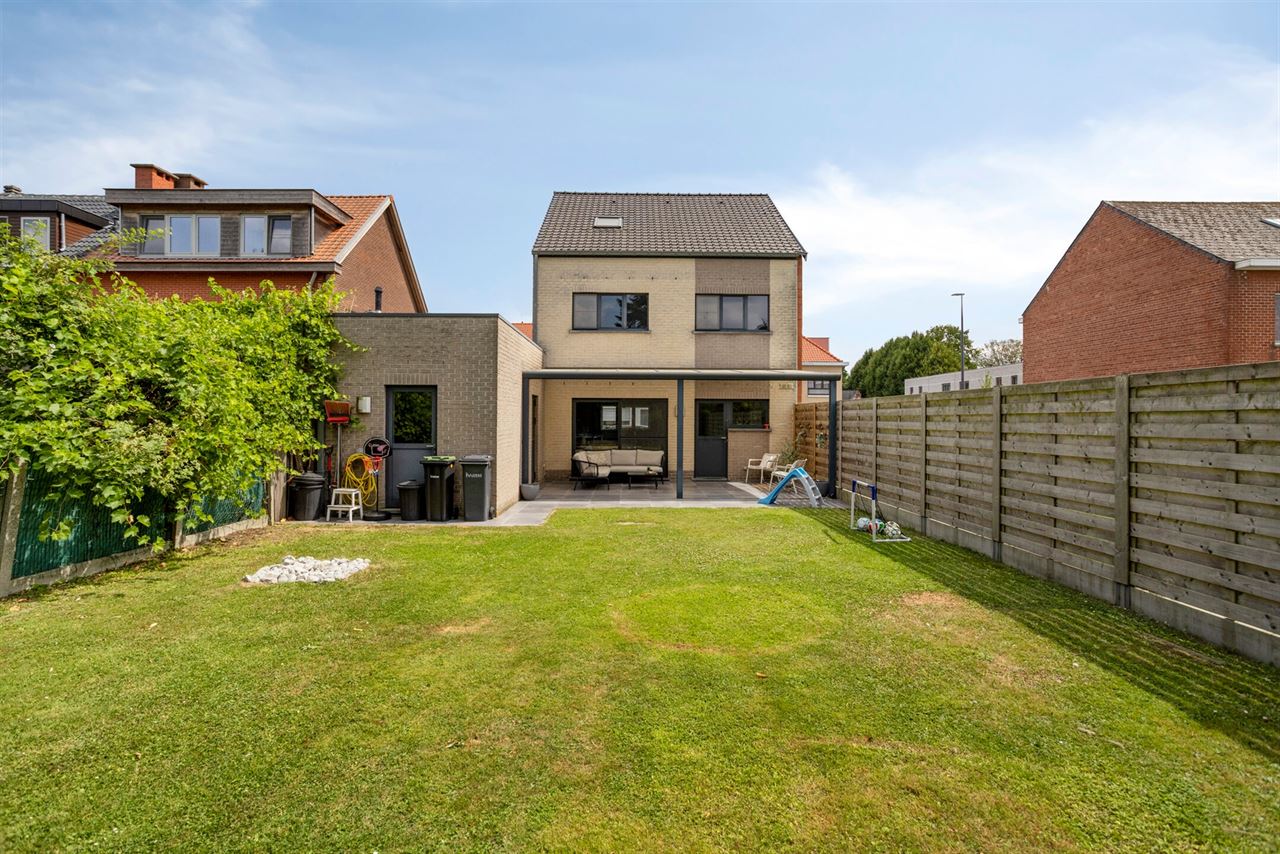 Instapklare woning met 3 slaapkamers en garage.