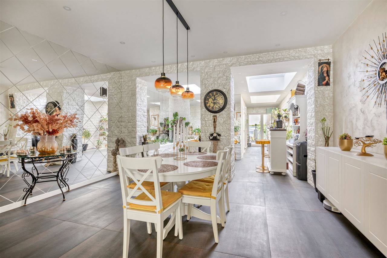 Instapklare woning met 3 (mog. 4) slaapkamers en tuin.
