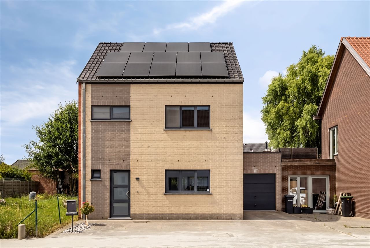 Instapklare woning met 3 slaapkamers en garage.