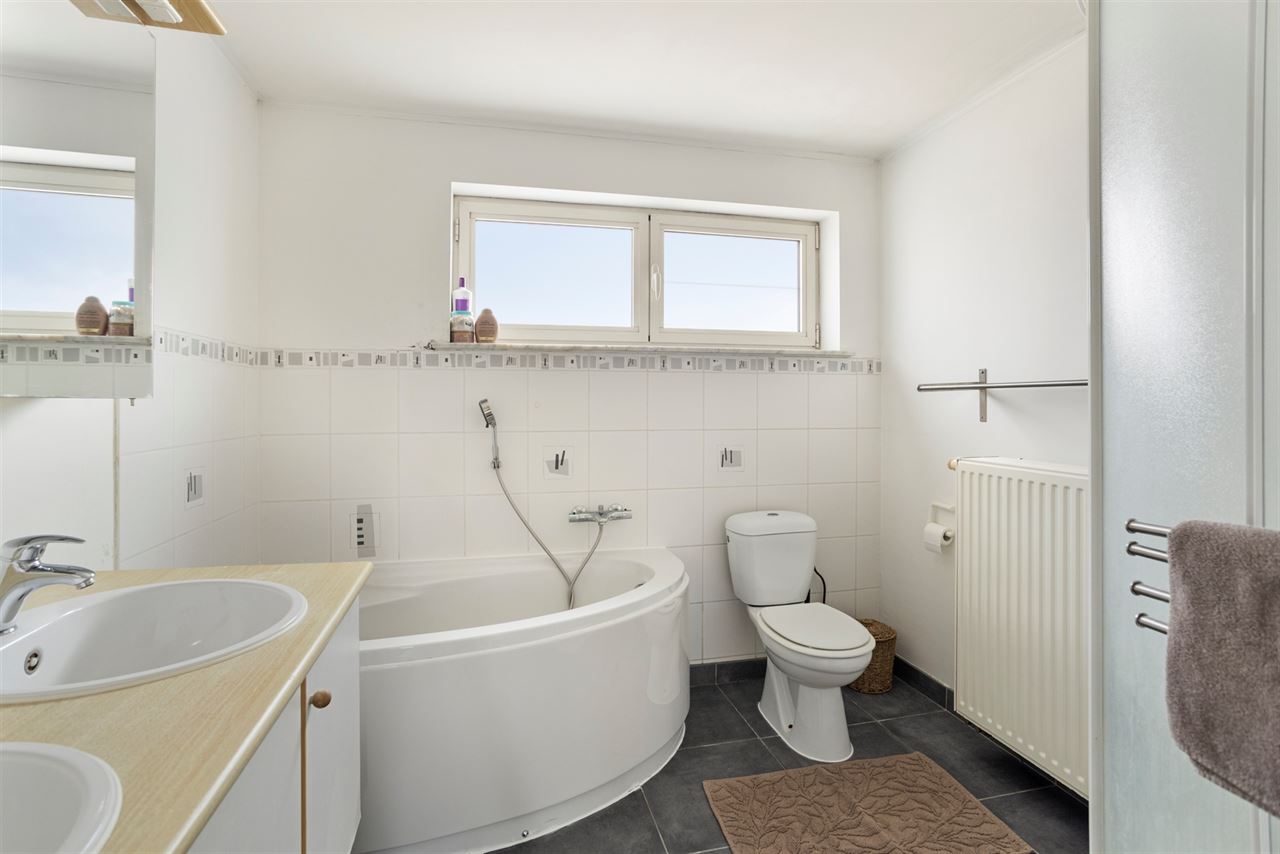 Instapklare woning met 3 slaapkamers en garage.