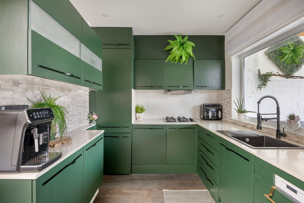 Instapklare woning met 3 (mog. 4) slaapkamers en tuin.