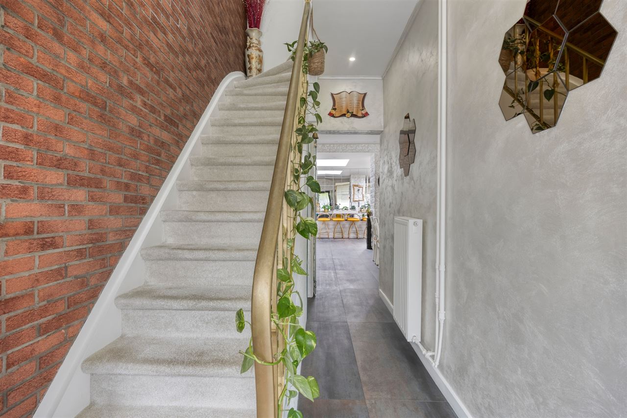 Instapklare woning met 3 (mog. 4) slaapkamers en tuin.