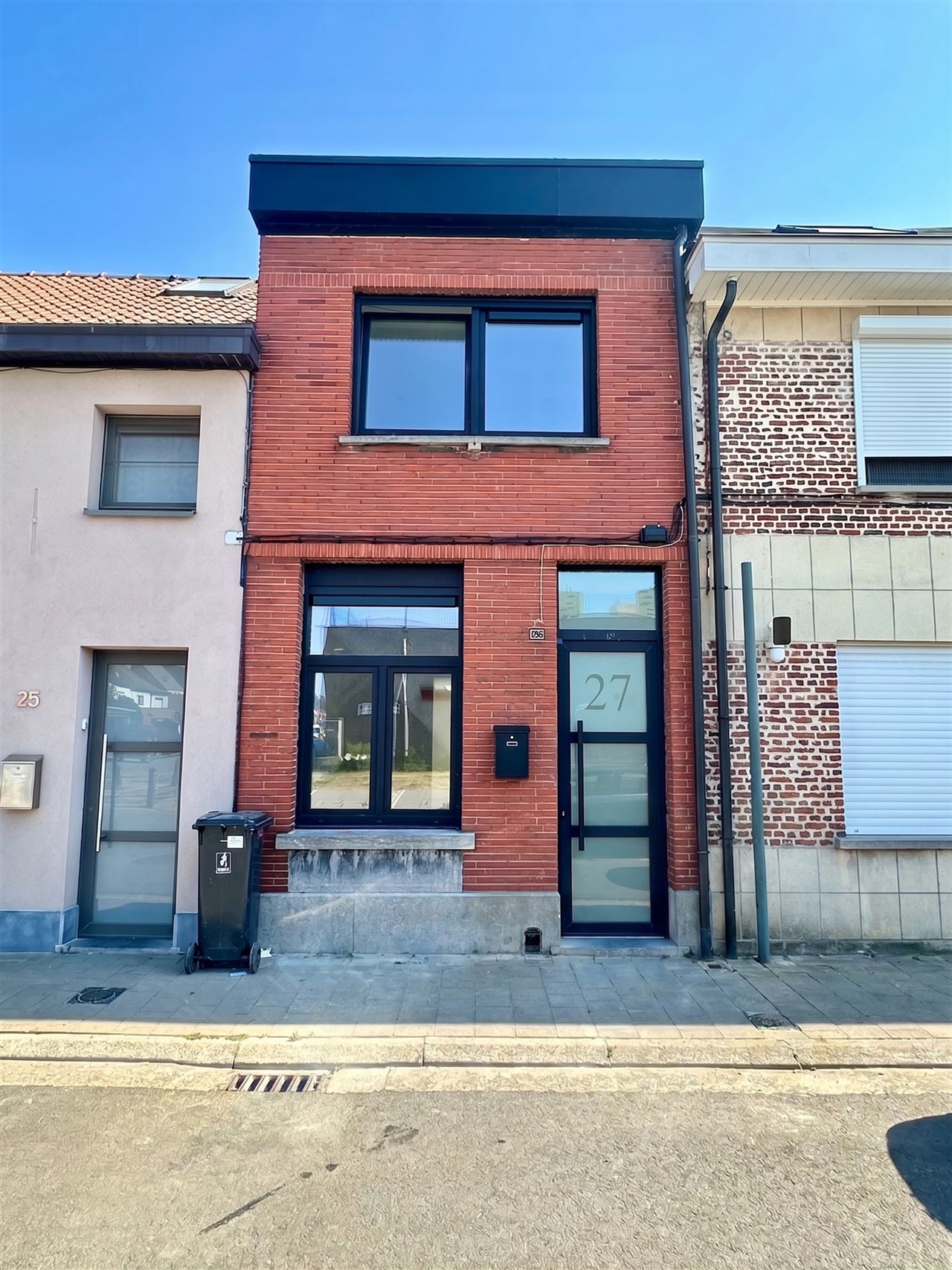 Gerenoveerde woning met 2 slaapkamers (garage optioneel).