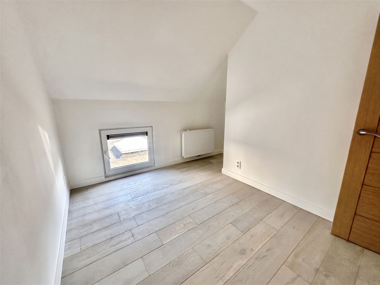 Gerenoveerde woning met 2 slaapkamers (garage optioneel).