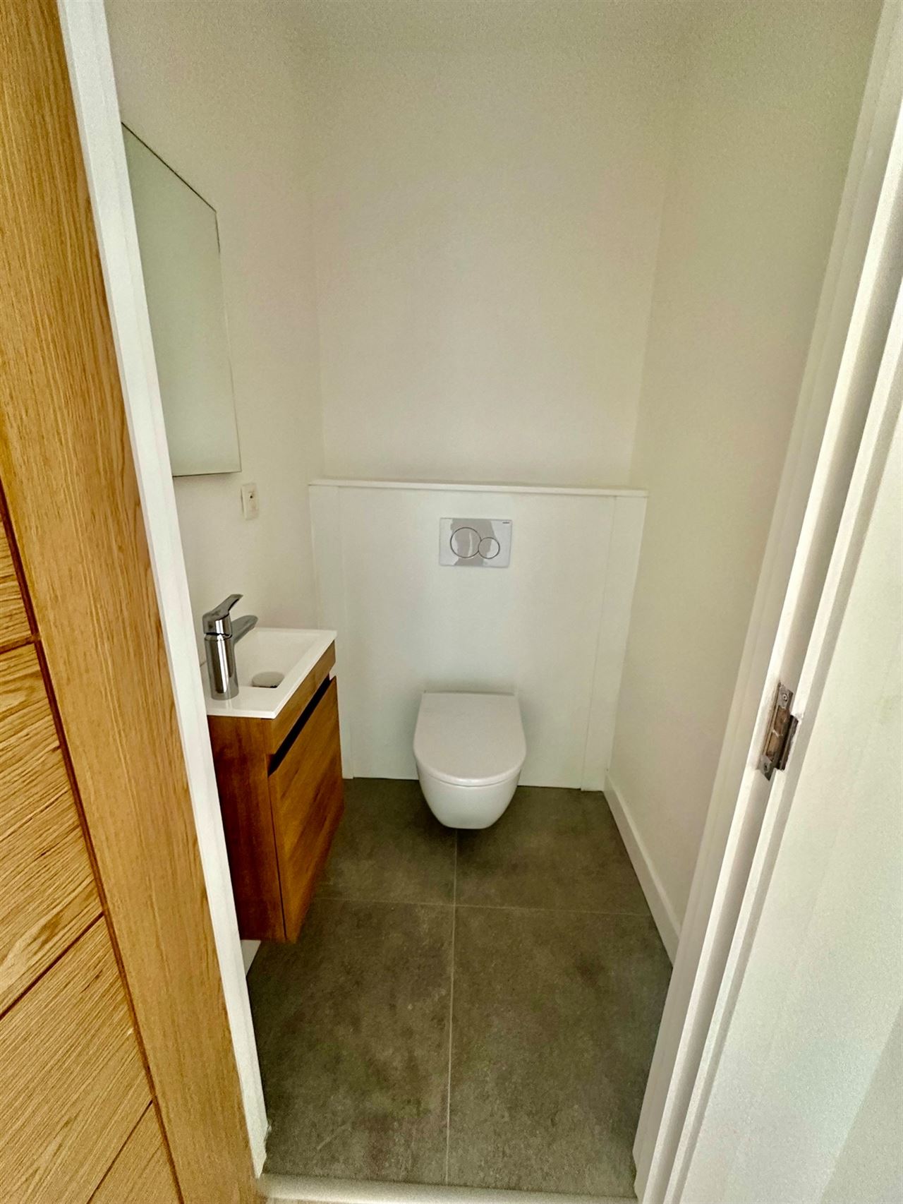 Gerenoveerde woning met 2 slaapkamers (garage optioneel).