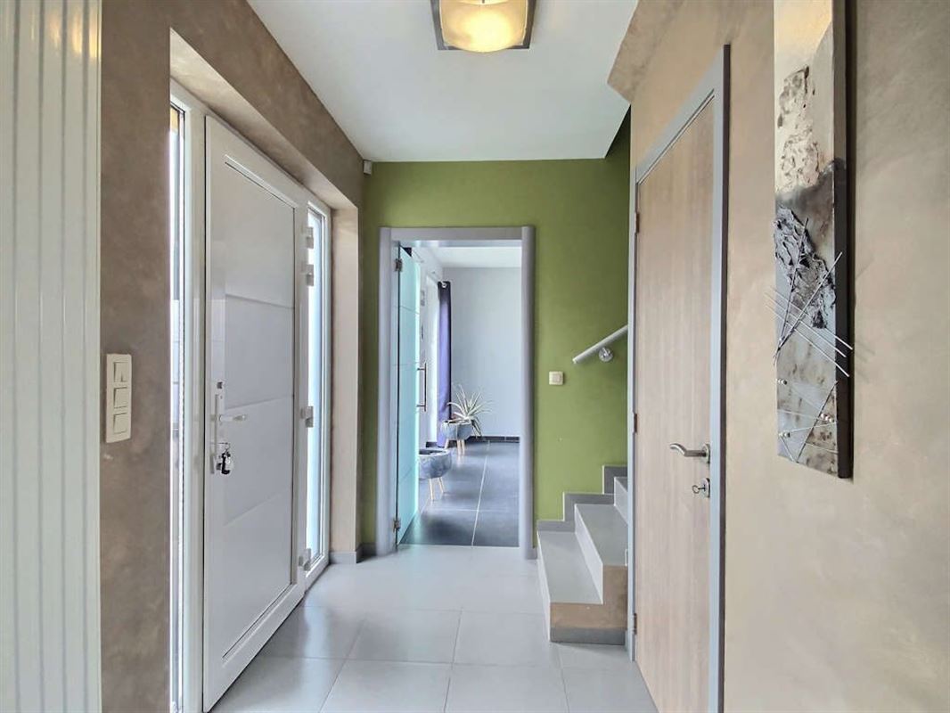 Splendide villa contemporaine avec piscine sur 19a et 38ca