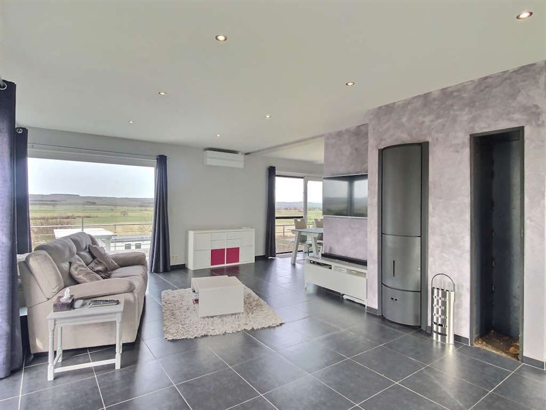 Splendide villa contemporaine avec piscine sur 19a et 38ca