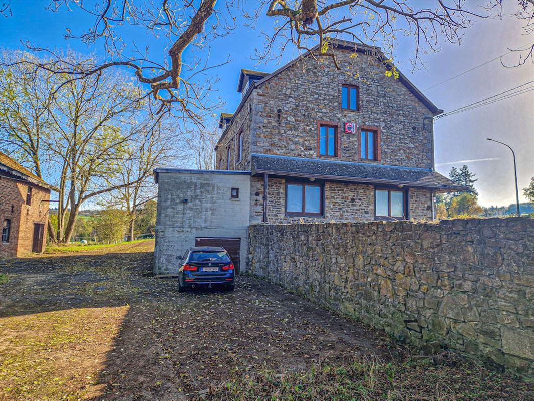 Imposant immeuble commercial en bon état de 511m2 sur 18a 25ca