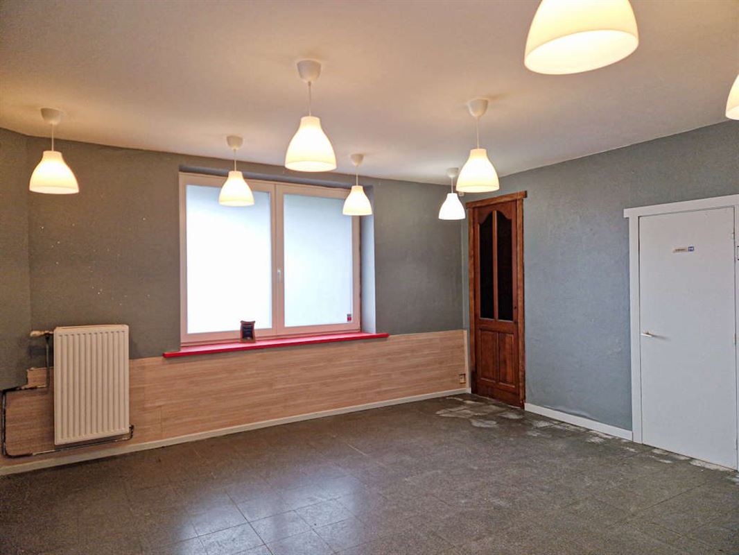 Imposant immeuble commercial en bon état de 511m2 sur 18a 25ca