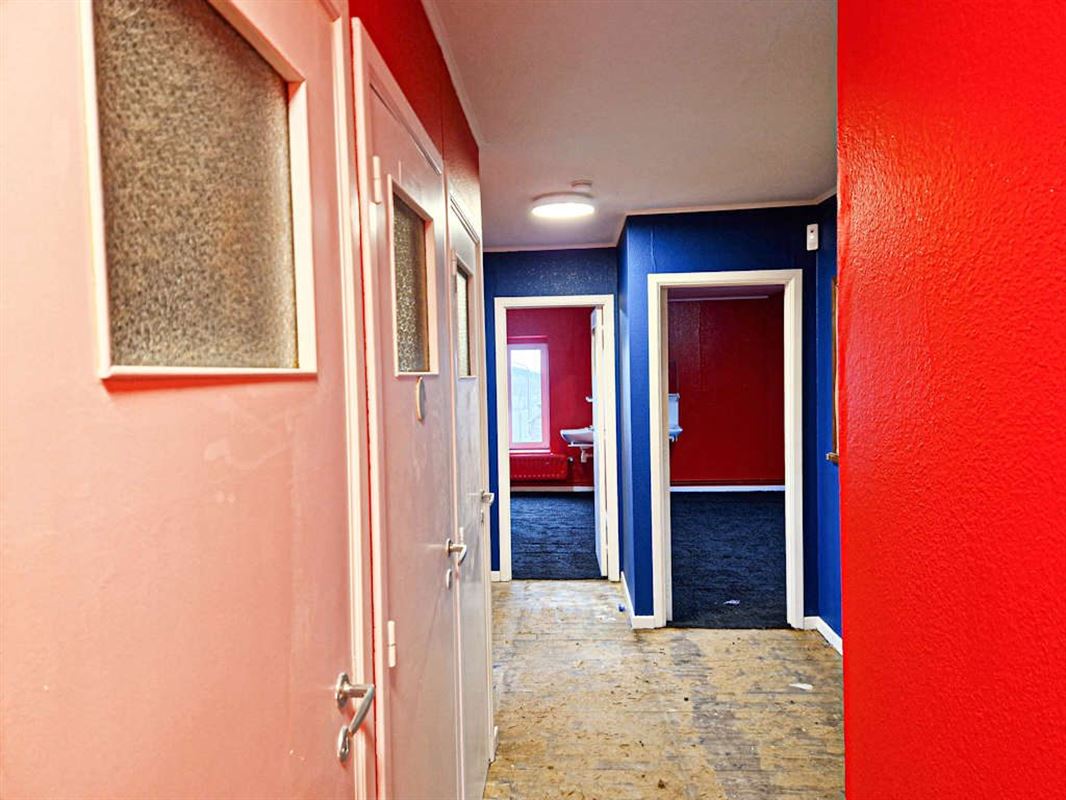 Imposant immeuble commercial en bon état de 511m2 sur 18a 25ca