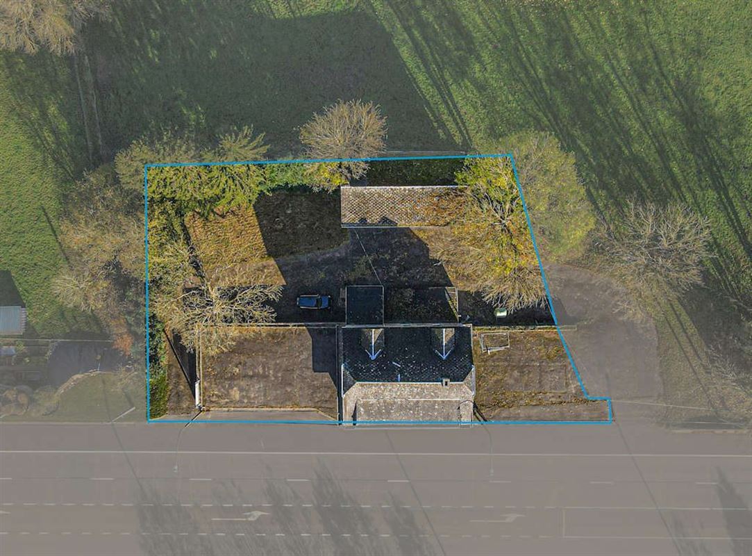 Imposant immeuble commercial en bon état de 511m2 sur 18a 25ca