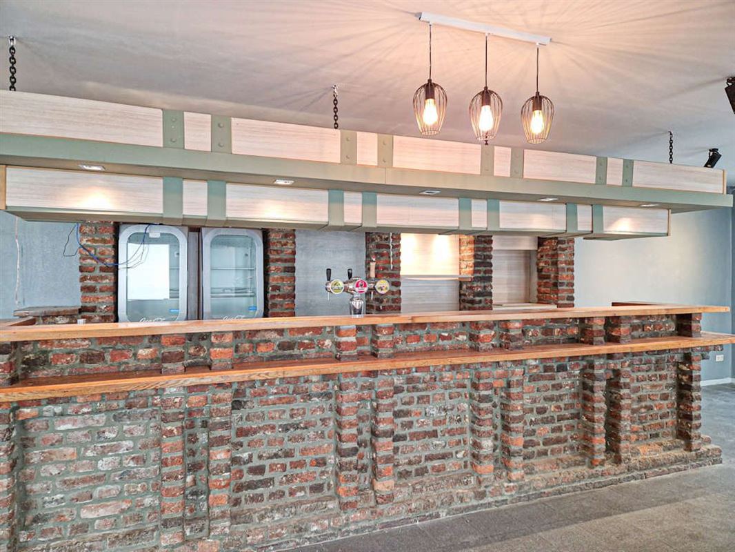 Imposant immeuble commercial en bon état de 511m2 sur 18a 25ca